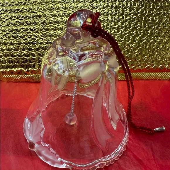 Christmas bell, etched tempered glass.
5” round, 5.5 “ height - Picture 4 of 4